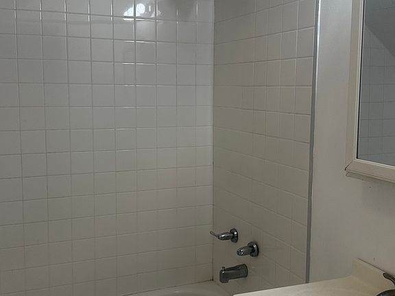 4th image of 1312 W Cullerton St #103