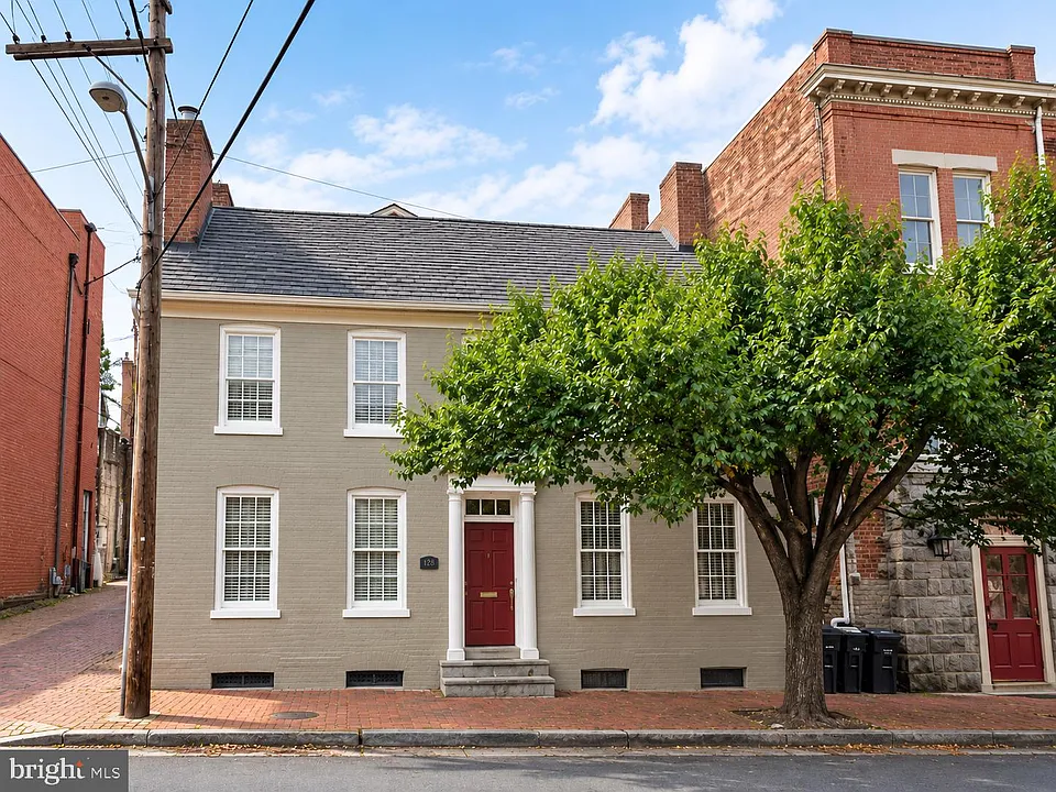 209 Hanover St #3