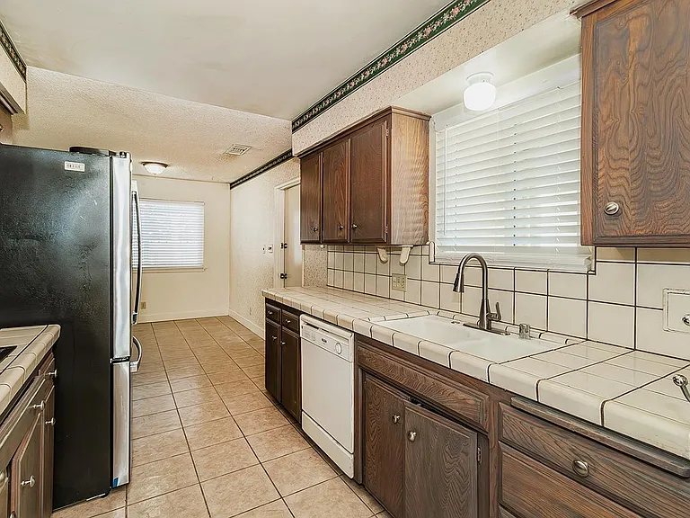 4411 N Winery Ave — Photo 12