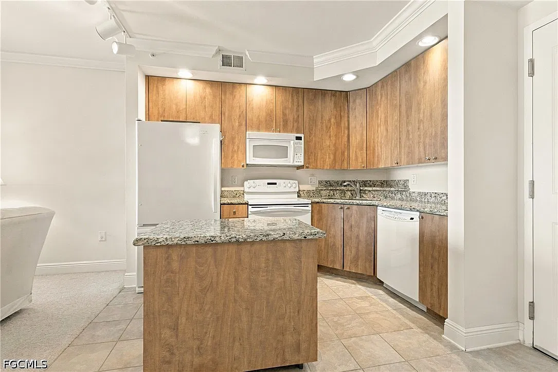 1 bed, 1.5 bath, 685 sqft, $3,300 — Photo 4