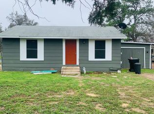 515 W Colonial Pkwy, Devine, TX 78016