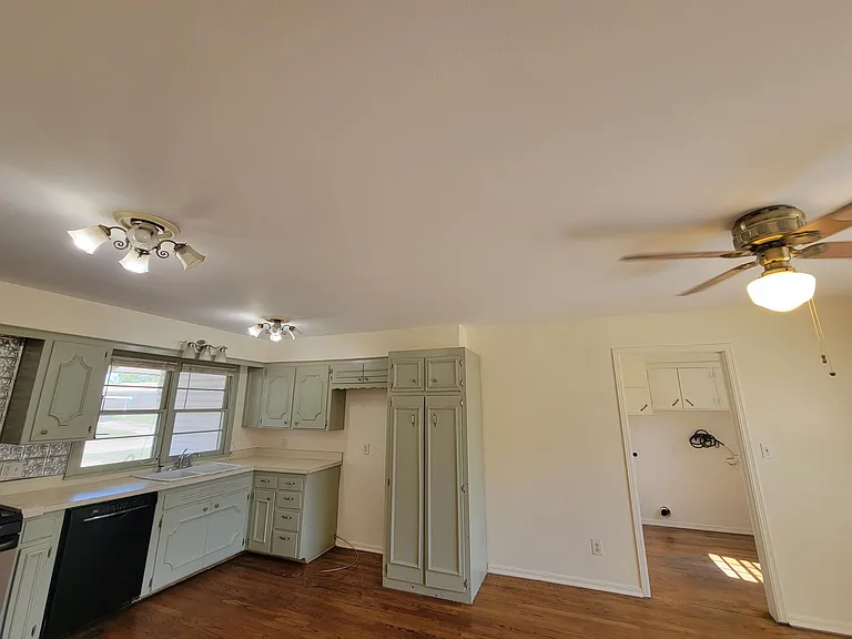 2300 N College Ave — Photo 14