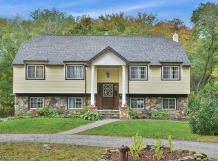 5 Jays Ln, Oak Ridge, NJ 07438