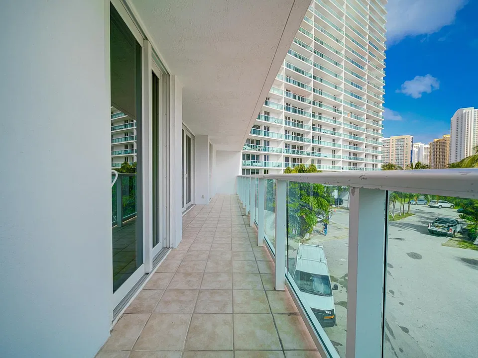 100 Bayview Dr #214