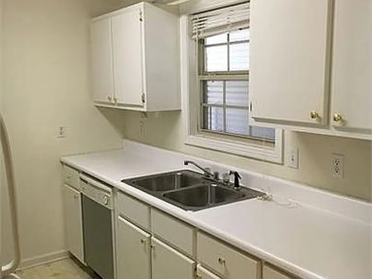 121 Lannes West Dr — Photo 5