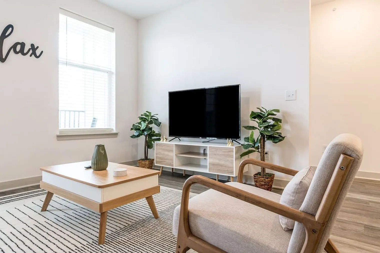 2 bed, 2.0 bath, 1194 sqft, $3,118 — Photo 2
