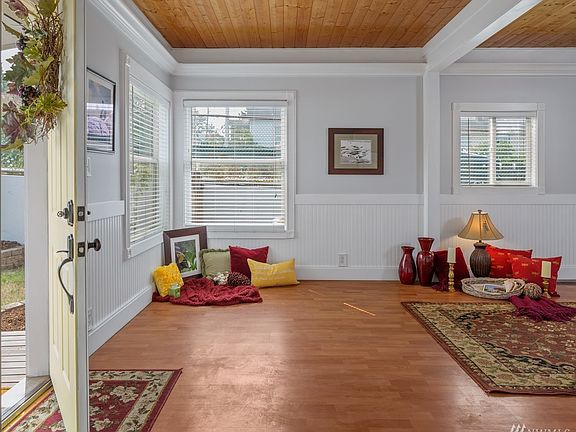 3rd image of 951 Pleasant Ave