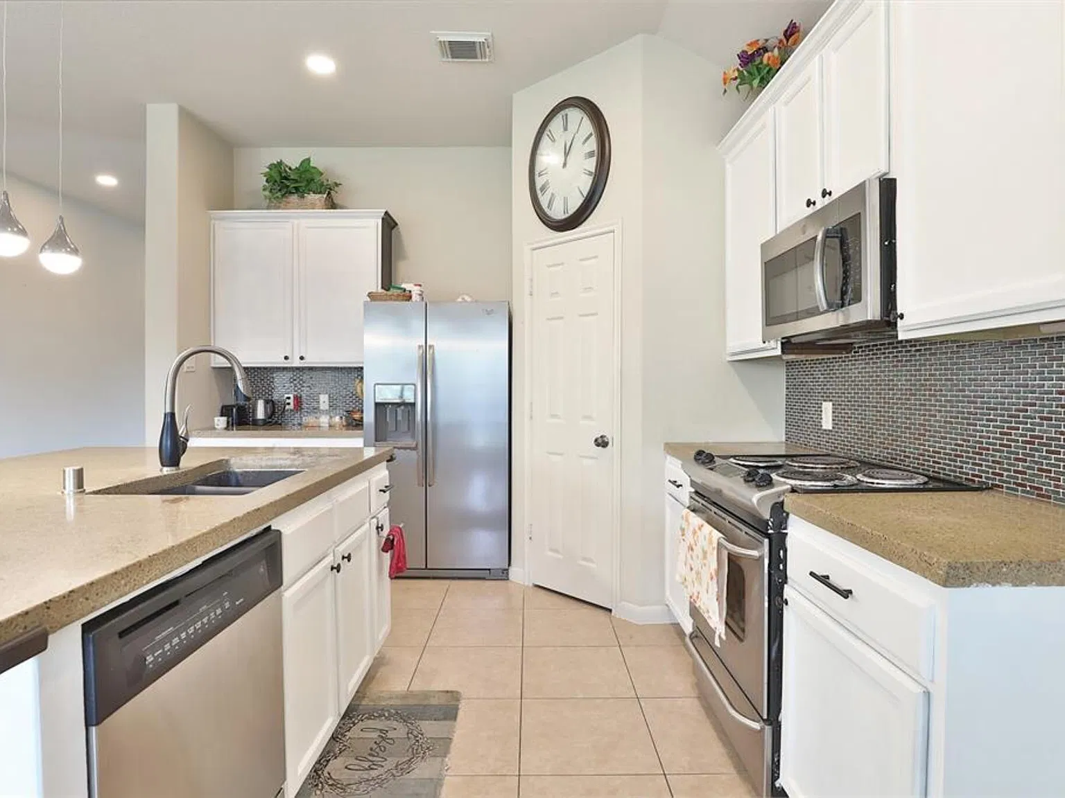 3 bed, 2.5 bath, 2176 sqft, $2,250 — Photo 4