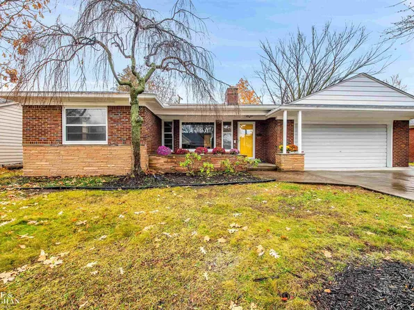 19834 Holiday Rd, Grosse Pointe Woods, MI 48236