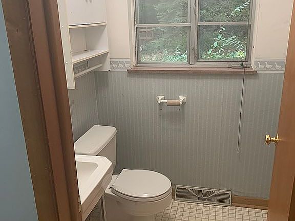 4th image of 33134 Redwood Blvd