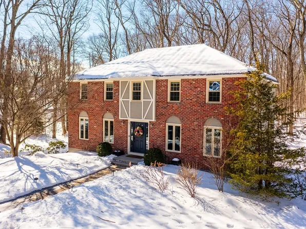 4 McCarthy Cir, Framingham, MA 01702