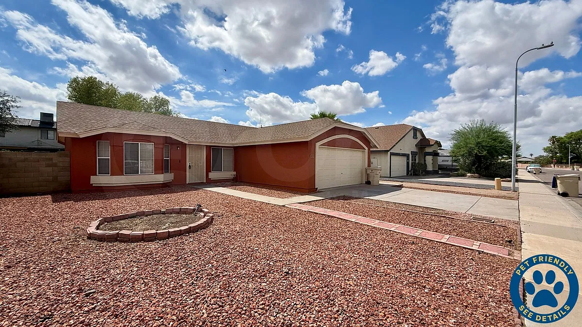3 bed, 2.0 bath, 1368 sqft, $2,300 — Photo 1
