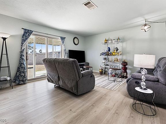5th image of 4431 Bennett Dr