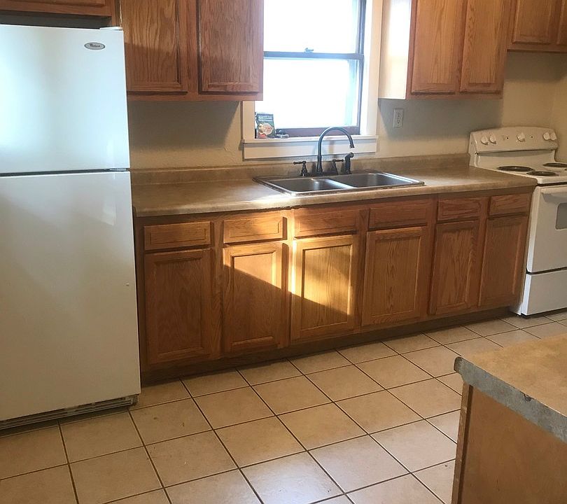 1st image of 253 Queen Ave N
