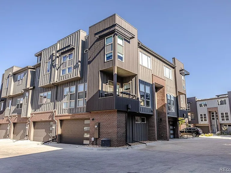 2689 W Bellewood Dr — Photo 1