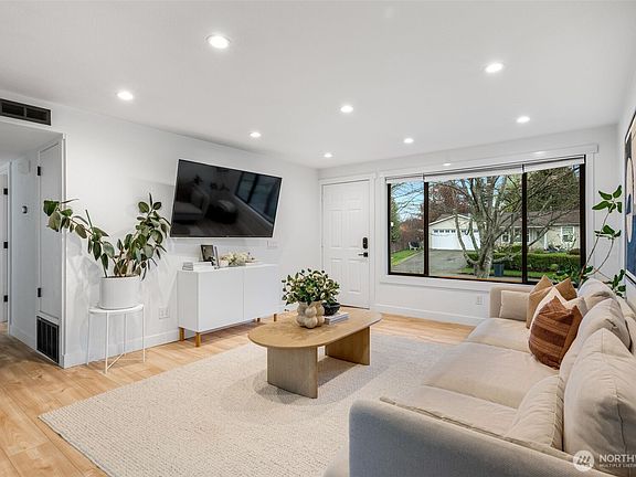 4th image of 327 213 Place SW