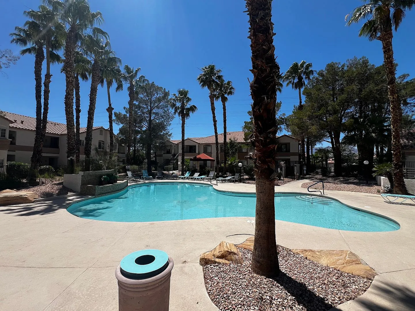 3 Bedroom Condo / One Car Garage / Gated with Community Pool — Photo 4