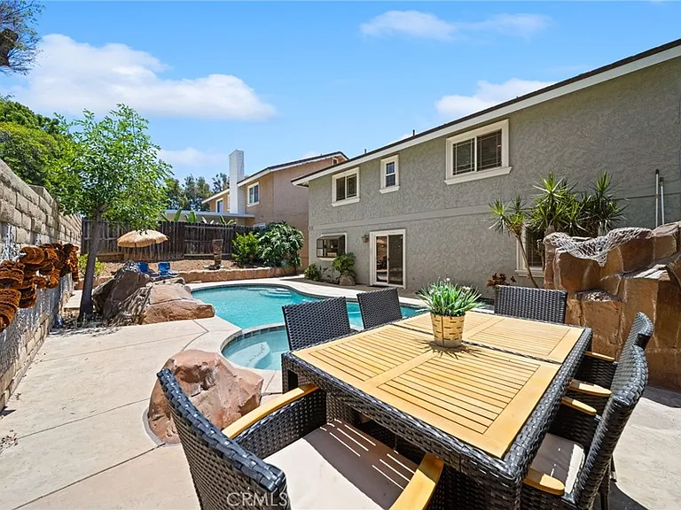 731 Langer Dr — Photo 2