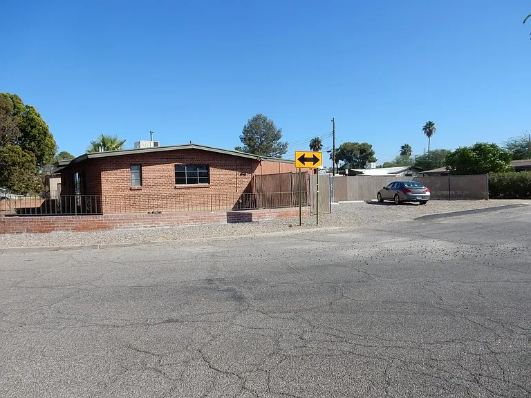 826 E Alturas St — Photo 3