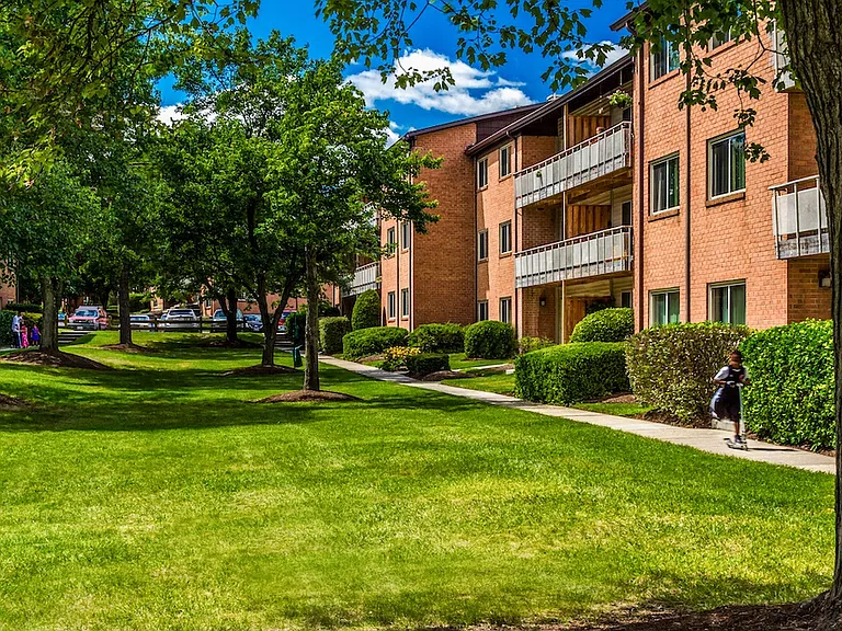 Laurel Park & Laurelton Court — Photo 21