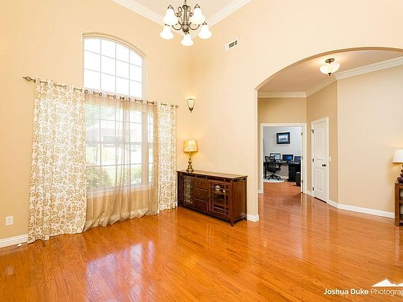 5th image of 717 W Foothills Dr