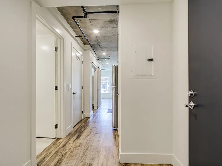 Dunn Motors Apartments — Photo 31