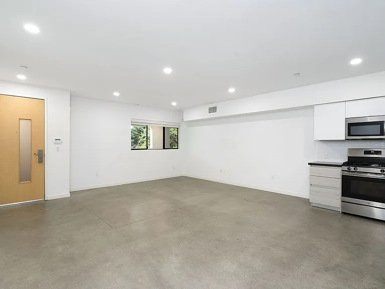 2409 Griffith Park Blvd — Photo 8