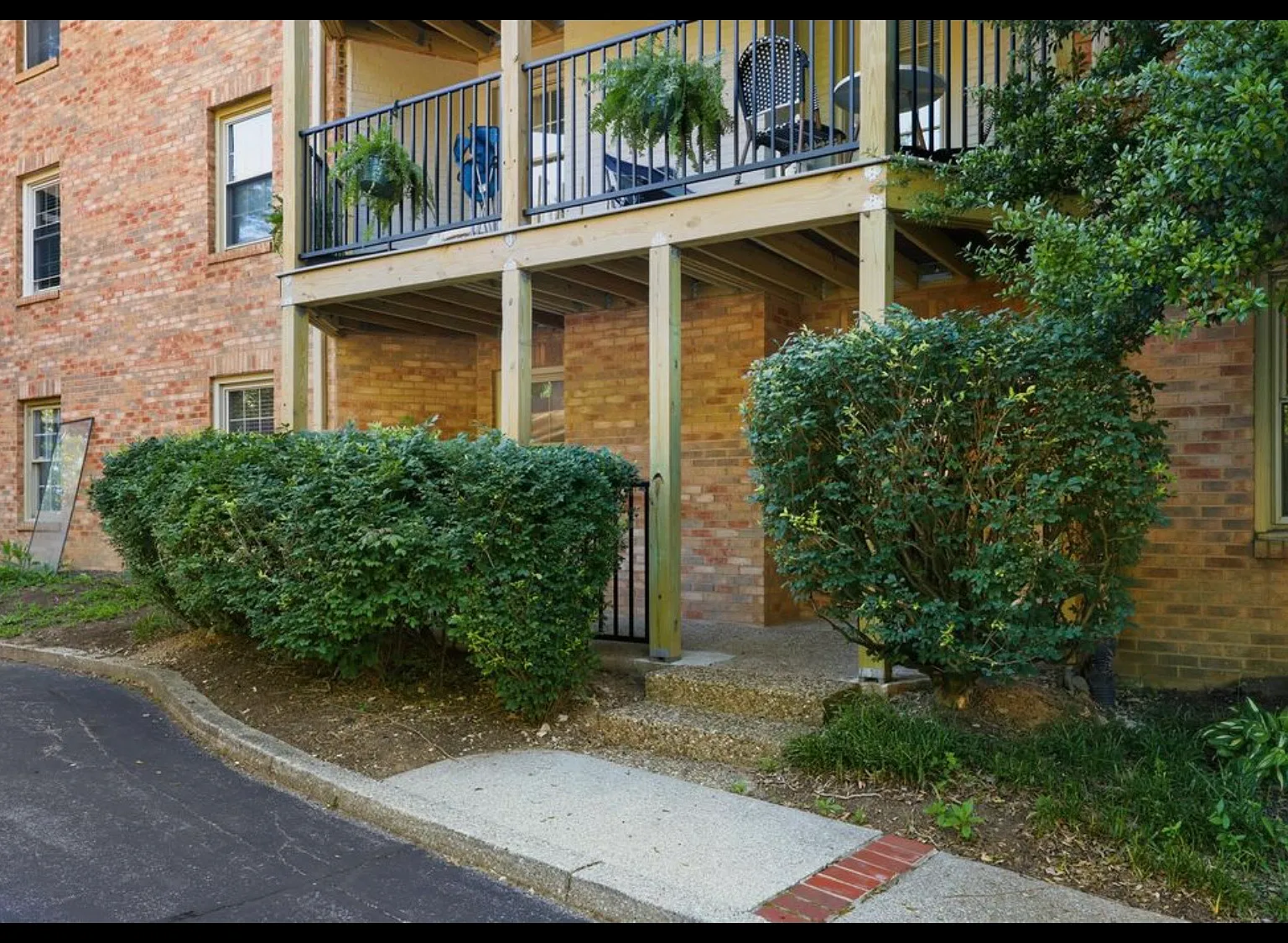 2 bed, 1072 sqft, $1,900 — Photo 1