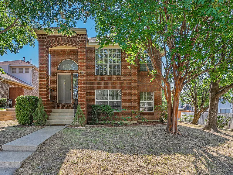 588 Lake Forest Dr — Photo 1