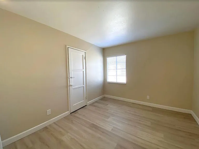 958 Barney St — Photo 9