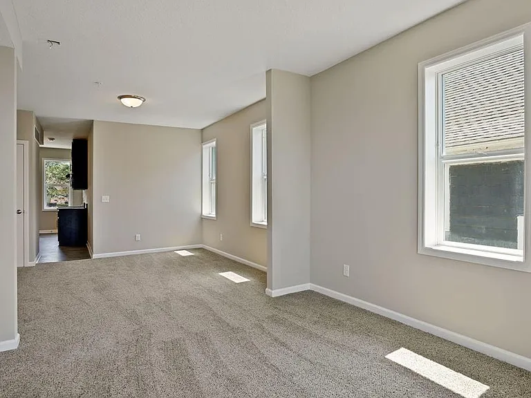 2050 W Broadway Ave — Photo 14