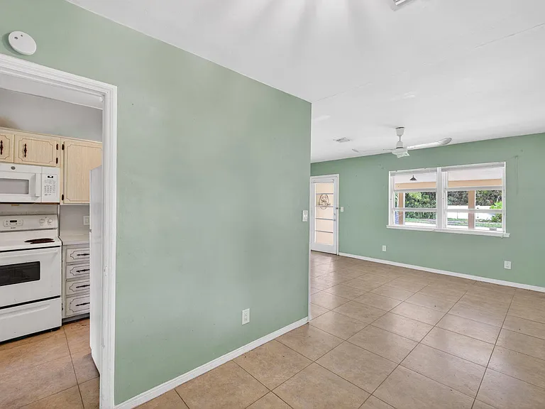 841 SW 18th Ct — Photo 21