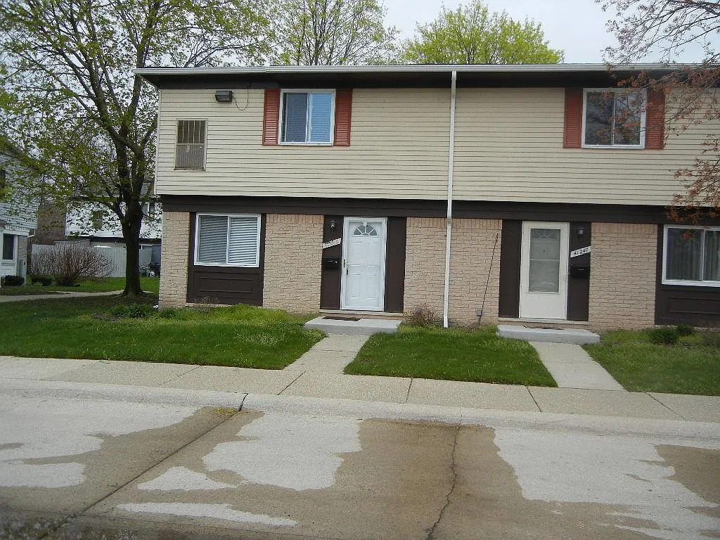 2 bed, 1.5 bath, 902 sqft, $1,400 — Photo 2