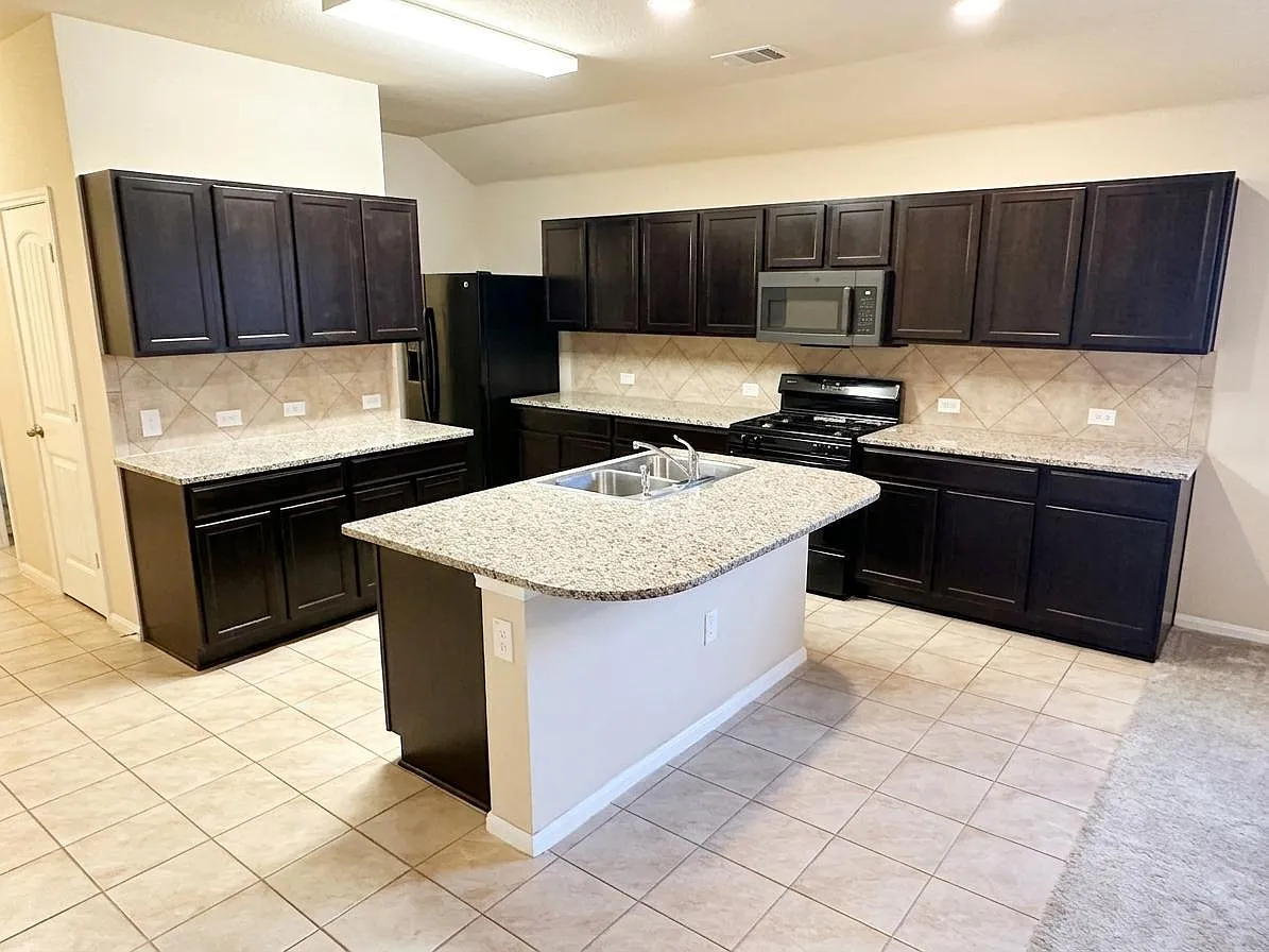 3 bed, 2.0 bath, 1742 sqft, $2,100 — Photo 4