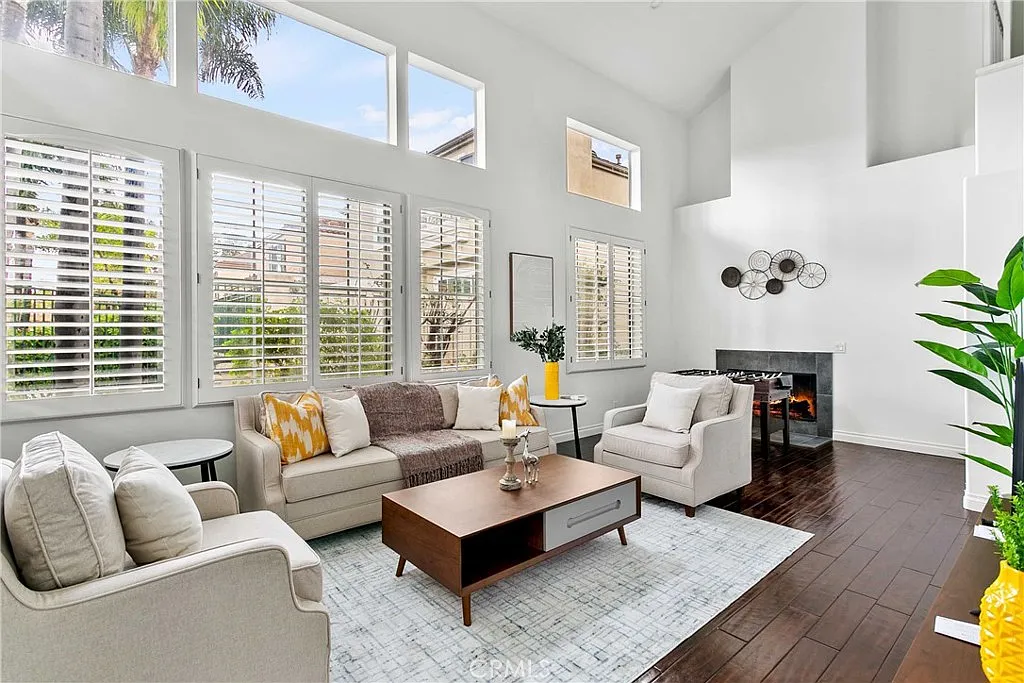 4 bed, 2.5 bath, 1706 sqft, $6,500 — Photo 1