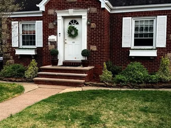 40 Strathmore Ter, Saddle Brook, NJ 07663