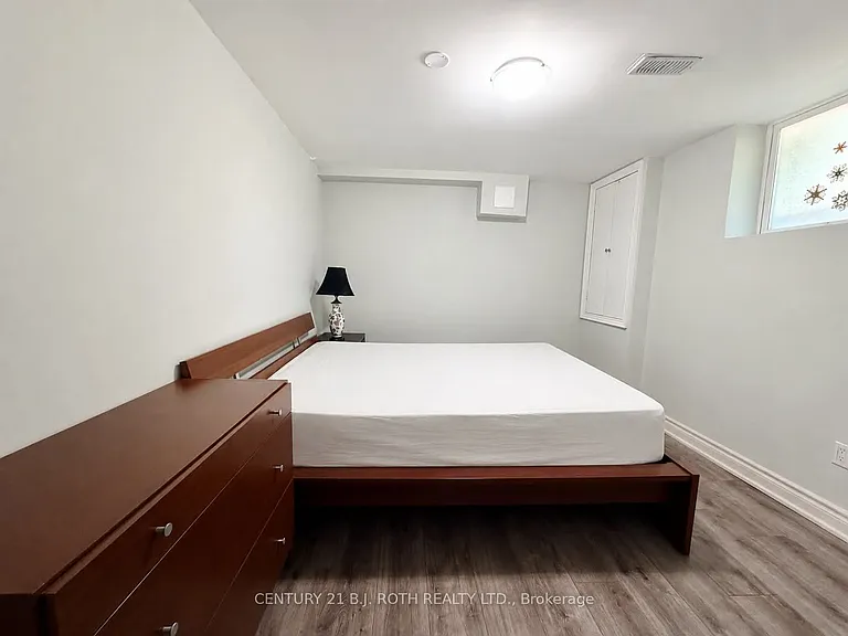 10 Sanford Cres — Photo 12