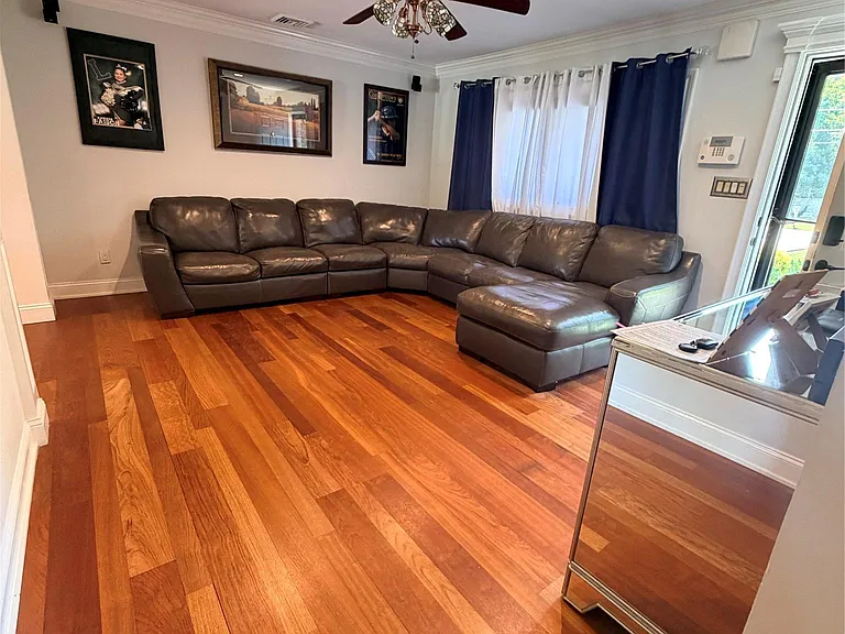 364 Lockwood Dr — Photo 2
