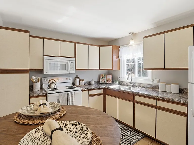 37 Oakmount Dr — Photo 8