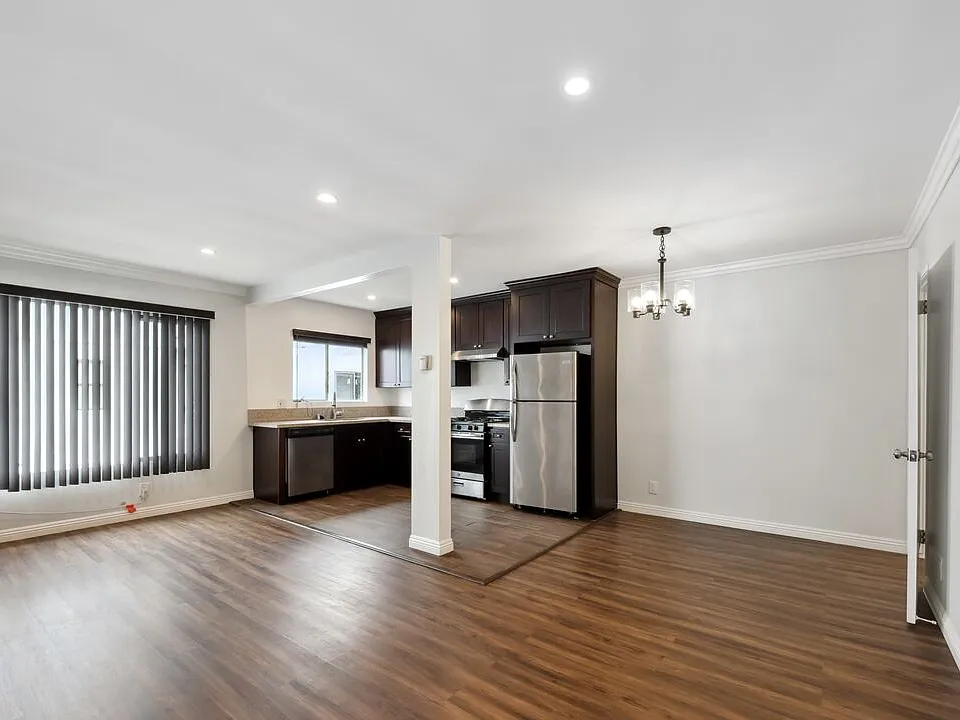 637 N Hayworth Ave #6