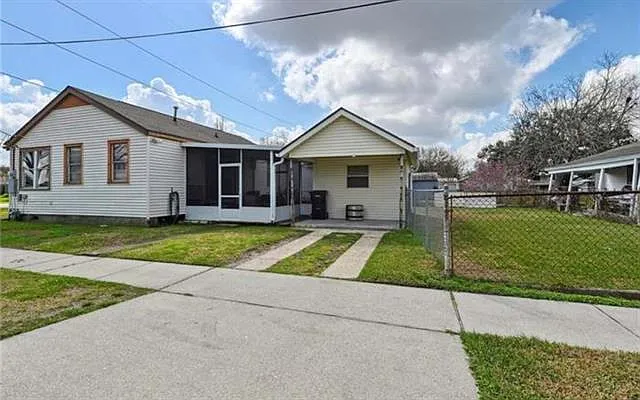2420 Fenelon St — Photo 17