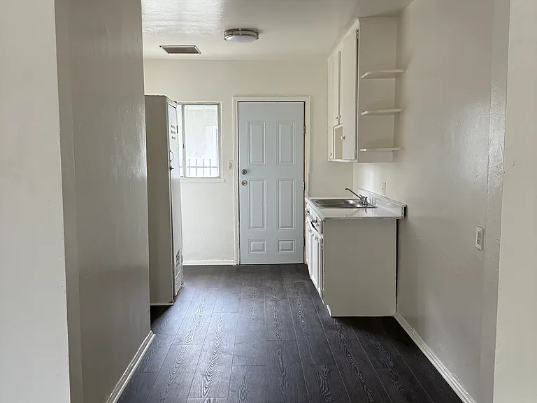 1184 W 39th St #6 — Photo 3