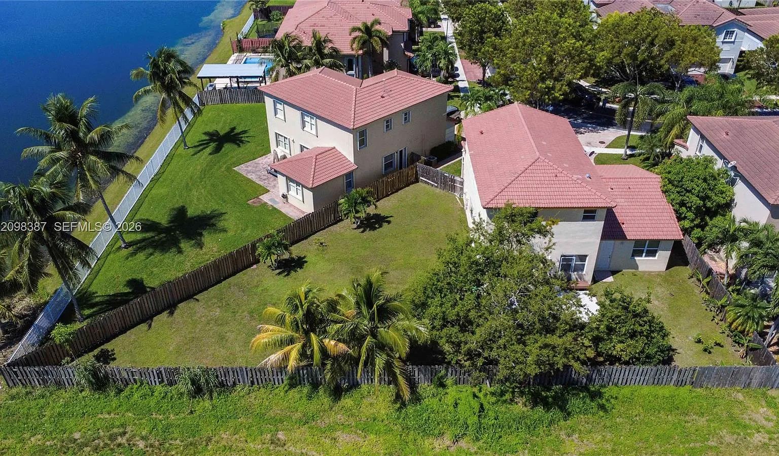 Floridian Bay Estates — Photo 3