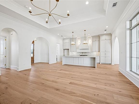 5th image of 331 Randolph Ct
