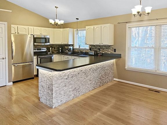 3rd image of 3144 Holland Cliffs Rd