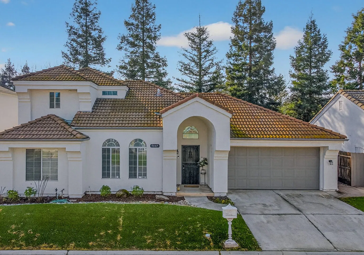 Champlain Heights Gated Community! Walk to restaurants, shopping and Liberty Elementary. — Photo 1