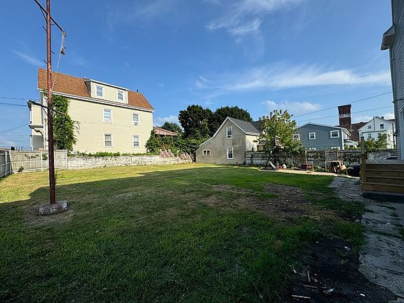 4th image of 164 Holly St