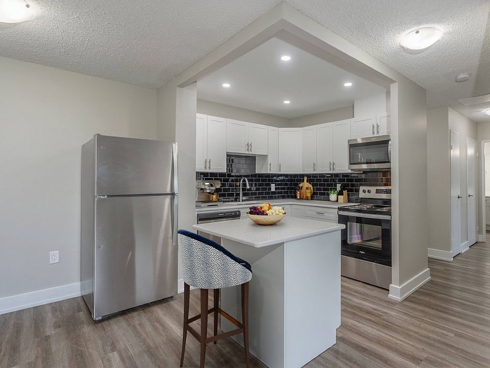 1st image of 110 Highview Ave E #206