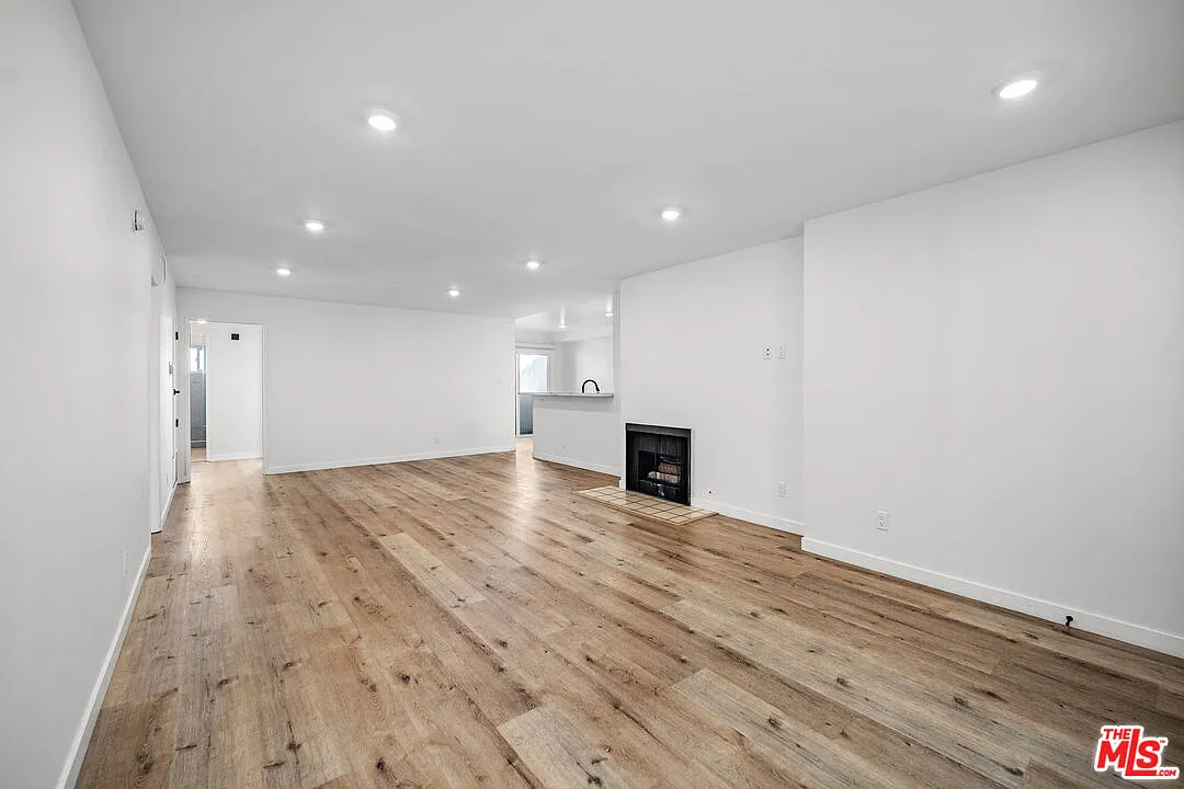 Building Photo - 1650 S Bentley Ave #302