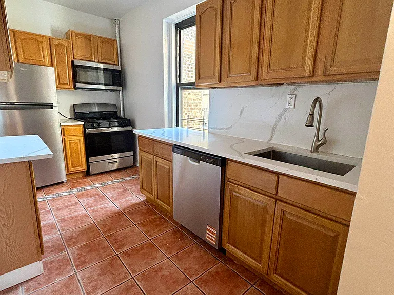 1793 Riverside Dr #6E — Photo 2